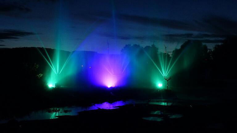 Die Feuerwehr machte etwas ganz Besonderes: Eine Wasserspiele -Lichtershow bei Dunkelheit. Die Feuerwehr machte etwas ganz Besonderes: Eine Wasserspiele -Lichtershow bei Dunkelheit.