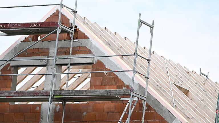 Wohnhaus Neubau       -  MIt dem zinsgünstigen Bayern-Darlehen sollen auch die Menschen im Freistaat ein Eigenheim erwerben können, die sich die marktüblichen Konditionen nicht leisten können. (Archivbild)