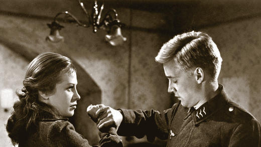 Szenenfoto: Hildegard Knef spielte in &bdquo;Entscheidung vor Morgengrauen&ldquo; eine Tänzerin, ihr Partner Oskar Werner einen Kriegsgefangenen, der als Spion zu den Amerikanern überlief.