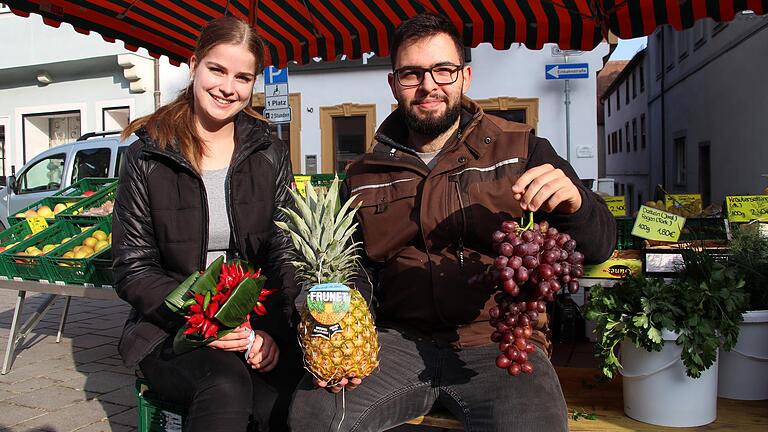 Giuseppe Gentile und seine Freundin Carolin Schoenenberg sind mit ihrem Stand zum dritten Mal beim Ochsenfurter Wochenmarkt dabei.