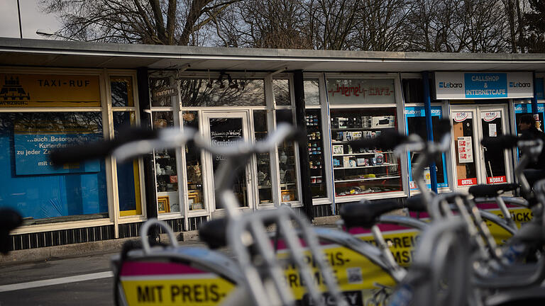 Das war einmal. Anstelle der abgerissenen Pavillons am Bahnhofsvorplatz werden Bäume gepflanzt. Das hat der Stadtrat am späten Donnerstagnachmittag beschlossen.