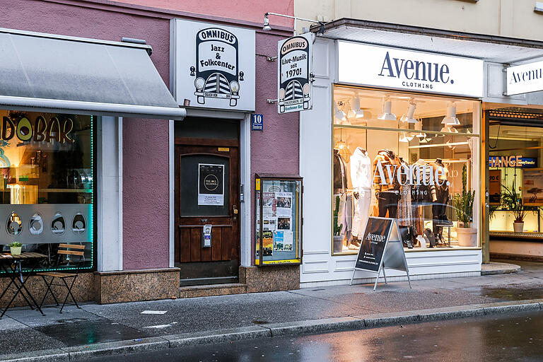 Ziemlich unscheinbar . . . Theaterstraße 1o. Ziemlich unscheinbar . . . Theaterstraße 1o. 