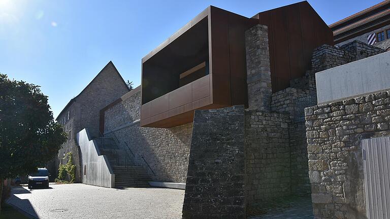 Die Burg Brattenstein heute mit dem neuen Ostflügel und dem Stadtbalkon aus Corten-Stahl.