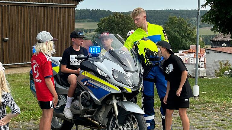 Wie funktioniert ein Polizeimotorrad? Das lernten die Kinder beim Ferienprogramm in Burglauer.