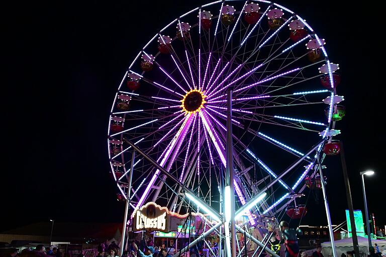 Ein echter Blickfang ist das Riesenrad. Ein echter Blickfang ist das Riesenrad.