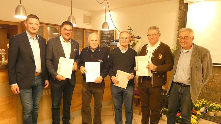 Der Landesverband ehrte mit Gold Bernhard Wolf (40), Georg Lenhard (50), Albin Hofmann (40) und Wolfgang Schech (40). Gratulieren durften Bgm. Jens Machnow (links) und Vors. Peter Volz (rechts). Der Landesverband ehrte mit Gold Bernhard Wolf (40), Georg Lenhard (50), Albin Hofmann (40) und Wolfgang Schech (40). Gratulieren durften Bgm. Jens Machnow (links) und Vors. Peter Volz (rechts).