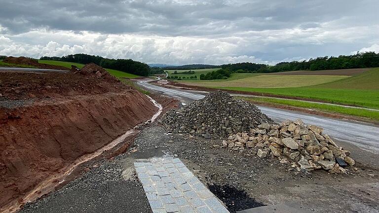 Im Anschluss an die Abzweigung in die Ostheimer Straße oberhalb von Frickenhausen wird bereits am zweiten Ausbau-Teilstück bis Frickenhausen gebaut. Im Anschluss an die Abzweigung in die Ostheimer Straße oberhalb von Frickenhausen wird bereits am zweiten Ausbau-Teilstück bis Frickenhausen gebaut.