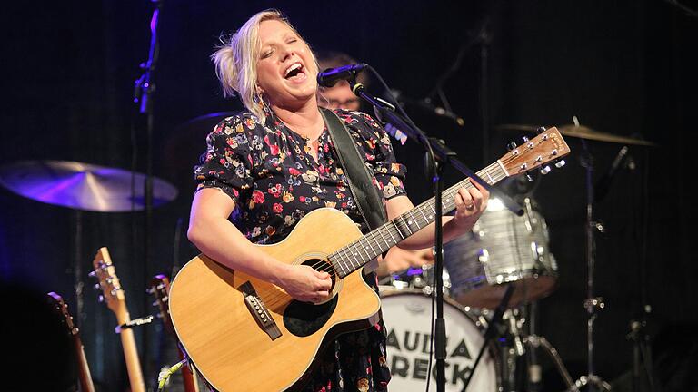 Mit Leidenschaft und viel Gefühl: Liedermacherin  Claudia Koreck gefiel mit ihrer Band beim Volkacher Kabarett Sommer.