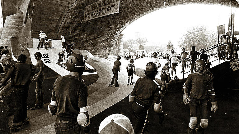 Gefährlicher Sport: Im Jahr 1979 mahnte eine Tafel unter der Friedensbrücke die Skater zum Tragen einer Sicherheitsausrüstung. Gefährlicher Sport: Im Jahr 1979 mahnte eine Tafel unter der Friedensbrücke die Skater zum Tragen einer Sicherheitsausrüstung.