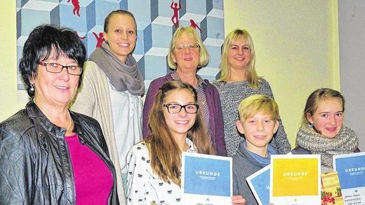 Lesebegeisterte Schüler: Im Vorlesewettbewerb der 6. Realschulklassen siegte Ben Frech (vorne Mitte). Er punktete vor Johanna Spanier (rechts) und Hanna Schmitt. Glückwünsche kamen von (v. l.) Direktorin Doris Illig sowie den Deutschlehrerinnen Madeleine Krimm, Gisela Schmitt und Samantha Sauerbier.