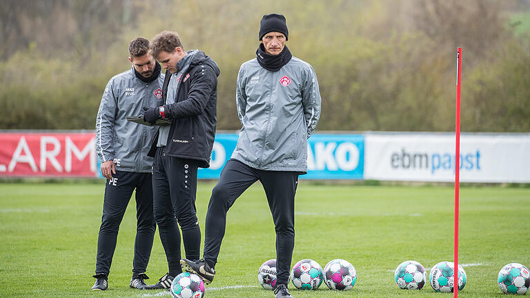 Rechnet sich beim FC St. Pauli etwas aus: Kickers-Trainer Ralf Santelli (mitte).