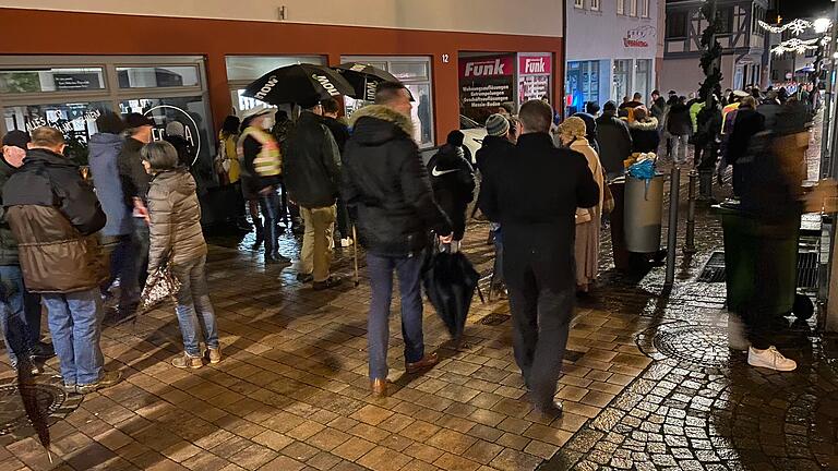 Unangemeldete Demos gibt es seit einiger Zeit regelmäßig in Main-Spessart. Unser Bild zeigt eine Versammlung von rund&nbsp; 70 Menschen am 4. Januar in Marktheidenfeld.&nbsp;