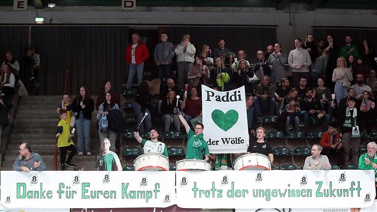 Die Fans der Wölfe Würzburg sprechen sich für einen Verbleib von Kapitän Patrick Schmidt aus und danken der Mannschaft: 'Danke für Euren Kampf trotz der ungewissen Zukunft'.