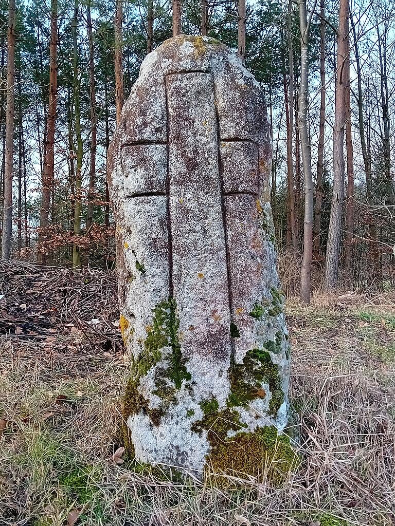 Er soll an zwei Mädchen erinnern, die sich im Streit gegenseitig erschlugen: Der Kreuzstein von Weißenbrunn.