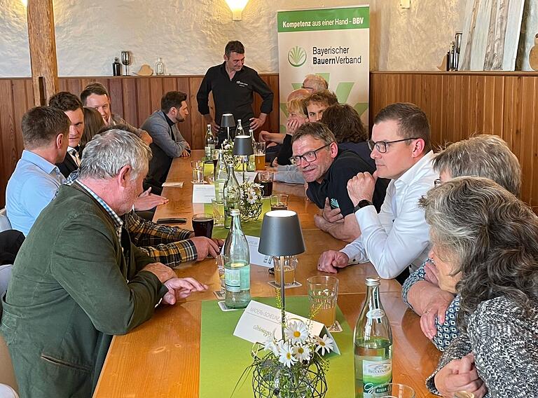 Im regen Gespräch hier Landwirtinnen und Landwirte mit Vertretern aus dem Landratsamt und anderen Behörden