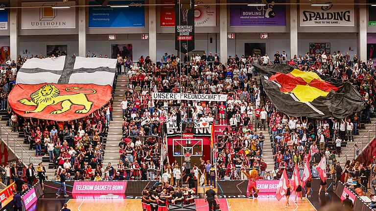 Die Stadtwappen von Bonn (links) und Würzburg (rechts) waren ein Zeichen der Fanfreundschaft zwischen den Anhängern der Telekom Baskets Bonn und den Würzburgern.&nbsp;