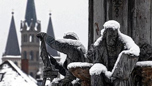 Neuschnee über Nacht: Der Frankoniabrunnen vor der Residenz in Würzburg war am Montagmorgen mit einer Schneeschicht überzogen. Neuschnee über Nacht: Der Frankoniabrunnen vor der Residenz in Würzburg war am Montagmorgen mit einer Schneeschicht überzogen.