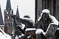 Neuschnee über Nacht: Der Frankoniabrunnen vor der Residenz in Würzburg war am Montagmorgen mit einer Schneeschicht überzogen.