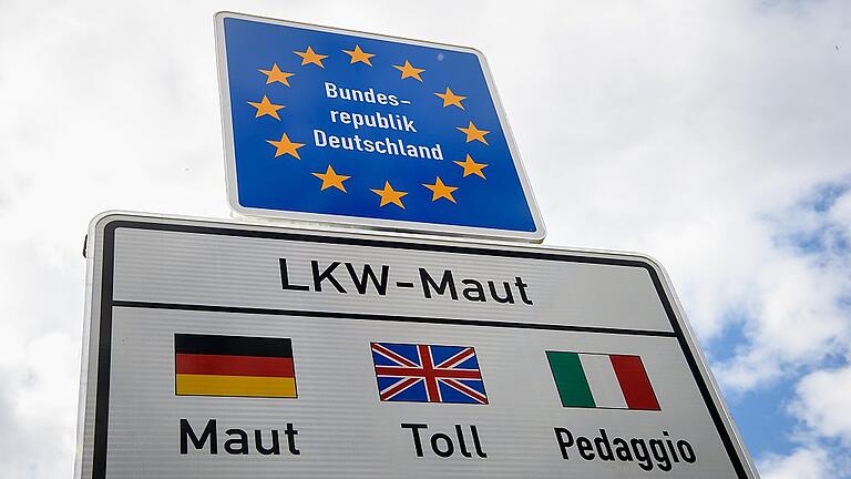 Lkw-Maut       -  Auf allen deutschen Bundesstraßen gilt seit 1. Juli die Lkw-Maut. An den Grenzen werden ausländische Fahrer durch Schilder auf die Gebühren hingewiesen.