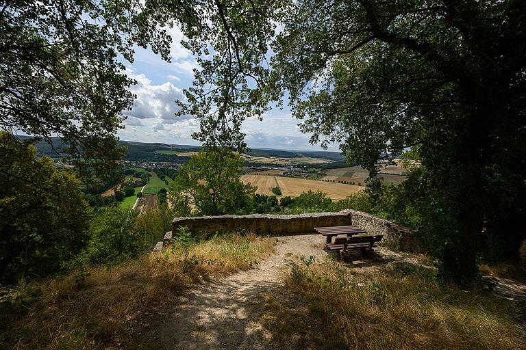 Beste Aussichten und eine Bank mit Tisch: An der Homburg lässt sich auch gut pausieren. Oder man erkundet die vielfältige Flora und Fauna des Naturschutzgebietes, in das die Ruine eingebettet ist. Beste Aussichten und eine Bank mit Tisch: An der Homburg lässt sich auch gut pausieren. Oder man erkundet die vielfältige Flora und Fauna des Naturschutzgebietes, in das die Ruine eingebettet ist.