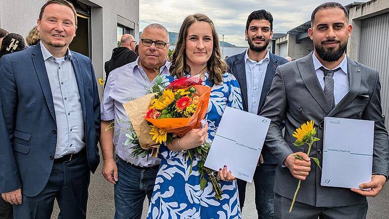 Abschlussfeier der Berufsfachschule für Pflegeberufe - Die Pflegefachhelfer Beata Opra-Bódi aus Rumänien und Majed Alosman aus Syrien mit (von links) Stephan Zeller (Regionalleiter Main-Rhön der Beruflichen Fortbildungszentren der Bayerischen Wirtschaft), Peter Großmann (bfz-Koordinator) und Amer Al Hakawati (bfz-Koordinator für Sprachkurse) Abschlussfeier der Berufsfachschule für Pflegeberufe - Die Pflegefachhelfer Beata Opra-Bódi aus Rumänien und Majed Alosman aus Syrien mit (von links) Stephan Zeller (Regionalleiter Main-Rhön der Beruflichen Fortbildungszentren der Bayerischen Wirtschaft), Peter Großmann (bfz-Koordinator) und Amer Al Hakawati (bfz-Koordinator für Sprachkurse)