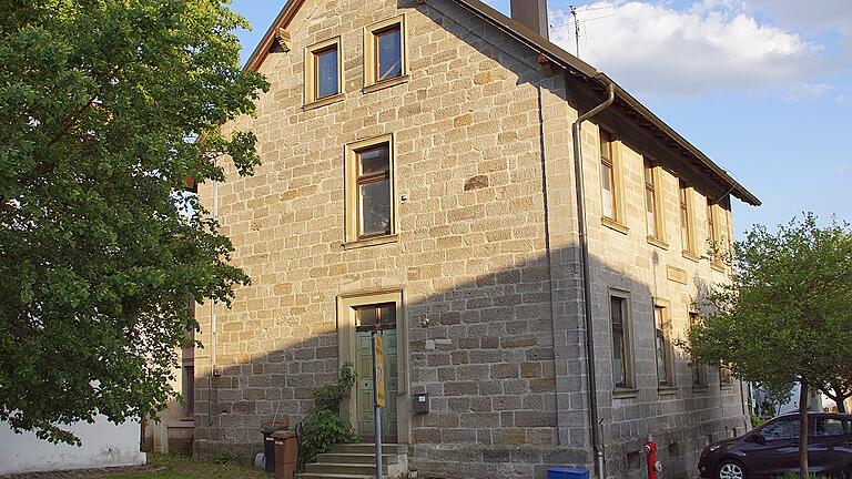 Der Gemeinderat Rauhenebrach und die Falsbrunner möchten, dass aus der leer stehenden Alten Schule das neue Gemeinschaftshaus wird – allerdings ist ein erster Planungsentwurf mit 850 000 Euro viel zu teuer für den Gemeindeteil mit 104 Einwohnern. Der Gemeinderat Rauhenebrach und die Falsbrunner möchten, dass aus der leer stehenden Alten Schule das neue Gemeinschaftshaus wird – allerdings ist ein erster Planungsentwurf mit 850 000 Euro viel zu teuer für den Gemeindeteil mit 104 Einwohnern.