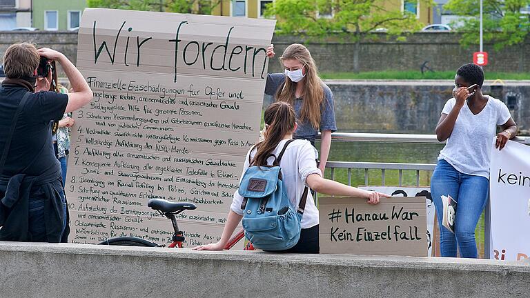 Unter dem Motto &quot;Tag des Widerstands gegen Rassismus&quot; waren in Würzburg am Freitag gut 50 junge Menschen auf der Straße.