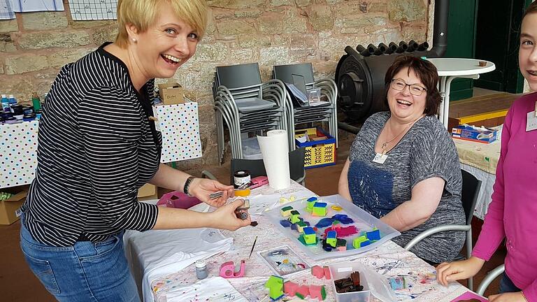 In der Druckwerkstatt zeigt Beatrice Rose-Ebel am Sonntag allen großen und kleinen Besuchern, wie man mit Holzmodeln auf Stoff und Papier druckt. Foto: Beatrice Rose Ebel - In der Druckwerkstatt zeigt Beatrice Rose-Ebel am Sonntag allen großen und kleinen Besuchern, wie man mit Holzmodeln auf Stoff und Papier druckt. Foto: Beatrice Rose Ebel In der Druckwerkstatt zeigt Beatrice Rose-Ebel am Sonntag allen großen und kleinen Besuchern, wie man mit Holzmodeln auf Stoff und Papier druckt. Foto: Beatrice Rose Ebel - In der Druckwerkstatt zeigt Beatrice Rose-Ebel am Sonntag allen großen und kleinen Besuchern, wie man mit Holzmodeln auf Stoff und Papier druckt. Foto: Beatrice Rose Ebel