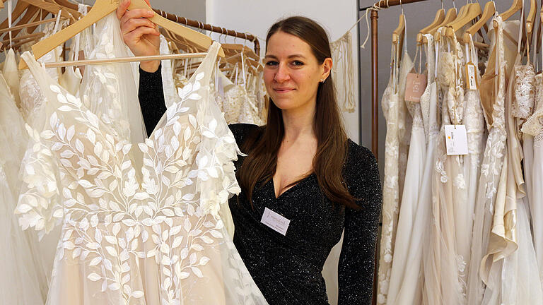 Elisabeth Köller vom Brautmodengeschäft 'Liebesglück' zeigte die neusten Brautmodetrends. Elisabeth Köller vom Brautmodengeschäft 'Liebesglück' zeigte die neusten Brautmodetrends.