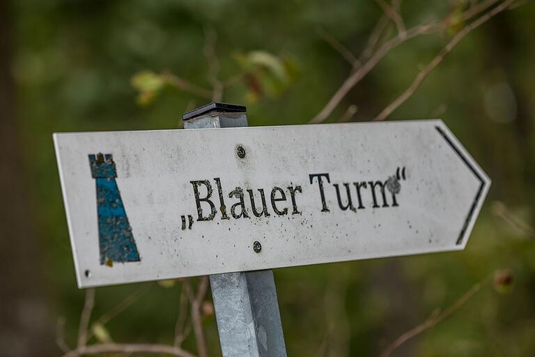 Zur Ruine des spätmittelalterlichen Wartturm 'Blauer Turm' gelangt
man über einen verschlungenen Waldpfad der vom eigentlichen
Wanderweg abzweigt.