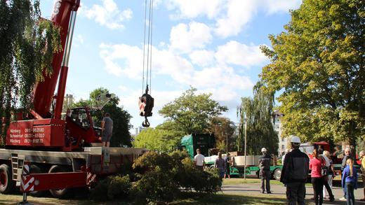 Wälzlager-Denkmal 1       -  Am Donnerstagvormittag wurde im Chateaudunpark das Großlager aufgestellt, das die Gesellschaft Harmonie am 21. September als Wälzlager-Denkmal der Öffentlichkeit übergeben wird.