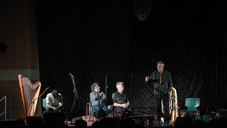 Welterklärung in der Mehrzweckhalle: Gerhard Polt und die Well-Brüder Christoph, Karl und Michael beim Gastspiel in Versbach.