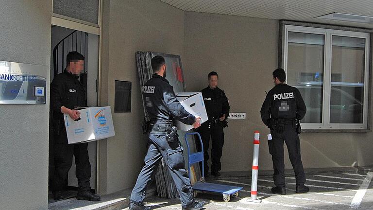 Schon im Mai 2017 durchsuchte die Polizei unter anderem Räume der Schilling-Bank in Hammelburg.  Archivfoto: Wolfgang Dünnebier       -  Schon im Mai 2017 durchsuchte die Polizei unter anderem Räume der Schilling-Bank in Hammelburg.  Archivfoto: Wolfgang Dünnebier