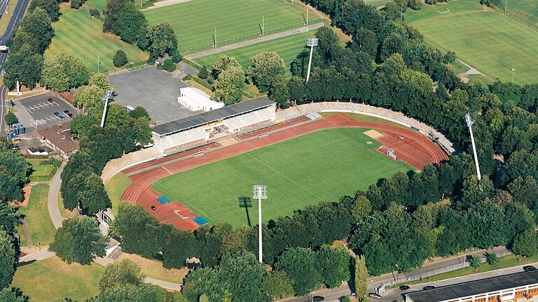 Kann man das Hauptspielfeld im Willy-Sachs-Stadion so umbauen, dass man hier Drittliga-Fußball spielen kann? Und wenn ja, wie? Diese Fragen klärt nun eine Machbarkeitsstudie, die die Stadt jetzt in Auftrag gegeben hat.