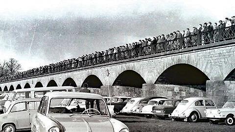 Spitzenspiel vor Spitzen-Kulisse: Über 12 000 Zuschauer standen an und auf der Haßfurter Flutbrücke während des Heimspiels des FC Haßfurt gegen den FC Bamberg am 19.&nbsp; März 1961.