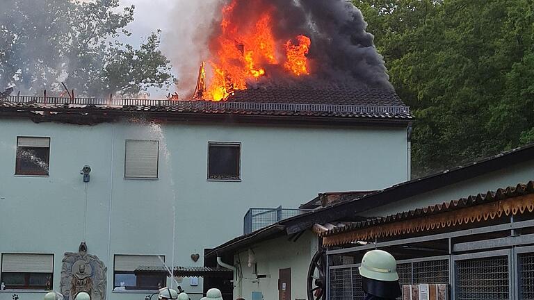 Beim verheerenden Brand im Tierheim Wannigsmühle im letzten Jahr waren auch die Kleinwenkheimer Feuerwehrleute im Einsatz. Damit sie auch künftig ihre Aufgaben erfüllen können, bekommen sie ein neues Löschgruppenfahrzeug. Foto: Archiv/Susanne Will       -  Beim verheerenden Brand im Tierheim Wannigsmühle im letzten Jahr waren auch die Kleinwenkheimer Feuerwehrleute im Einsatz. Damit sie auch künftig ihre Aufgaben erfüllen können, bekommen sie ein neues Löschgruppenfahrzeug. Foto: Archiv/Susanne Will