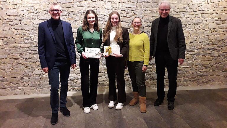 Das Foto zeigt Organisator Martin Redweik, die Referentinnen Hannah Steinhauer und Lucy Ebert, Seminarleiterin Elke Schliermann-Kraus und Schulleiter Bernhard Seißinger.