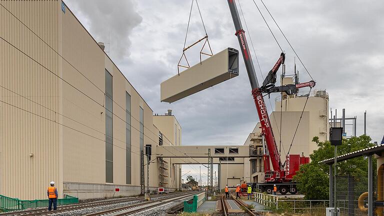 An der Bahntrasse, die durch das Knauf-Werksgelände führt, wurde ein Spezialkran aufgestellt, der eine Brücke über die ICE-Trasse hebt.