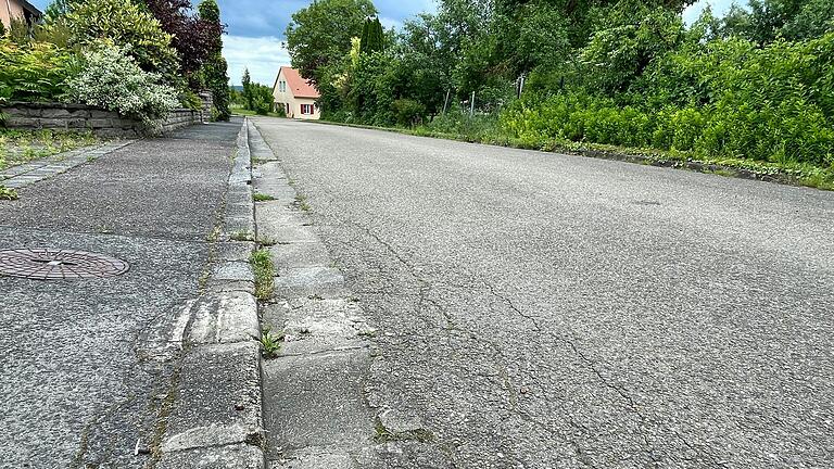 Die Schäden in der Obergasse in Oberickelsheim sollen behoben werden. Die Kosten dafür hat die Gemeinde fest in den Investitionsplan eingeplant.