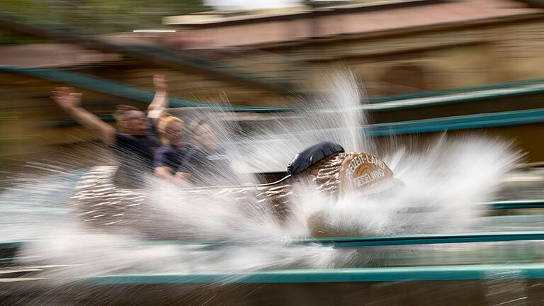 Die Wildwasserbahn Piratenfluss ist eine der Attraktionen im Freizeitpark Geiselwind. Die Wildwasserbahn Piratenfluss ist eine der Attraktionen im Freizeitpark Geiselwind. 