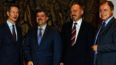 Amtseinführung: Das Bild zeigt (von links) Schweinfurts OB Sebastian Remelé, den neuen FOS/BOS-Schulleiter Harald Bauer, Ministerialbeauftragten Hansjörg Bosch und Landrat Harald Leitherer. Amtseinführung: Das Bild zeigt (von links) Schweinfurts OB Sebastian Remelé, den neuen FOS/BOS-Schulleiter Harald Bauer, Ministerialbeauftragten Hansjörg Bosch und Landrat Harald Leitherer.