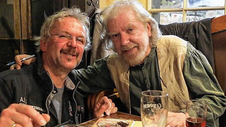 Freunde geworden: Bei einem Besuch in Belfast lernte der Bad Königshöfer Georg Leupold (links) die nordirische Folk-Legende Tommy Sands (rechts) kennen. Freunde geworden: Bei einem Besuch in Belfast lernte der Bad Königshöfer Georg Leupold (links) die nordirische Folk-Legende Tommy Sands (rechts) kennen.