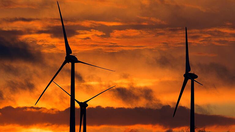 Im Roßbacher Forst wird es keinen Windpark geben. Das Bild zeigt Windräder in Mecklenburg Vorpommern. Foto: Jens Büttner/dpa       -  Im Roßbacher Forst wird es keinen Windpark geben. Das Bild zeigt Windräder in Mecklenburg Vorpommern. Foto: Jens Büttner/dpa