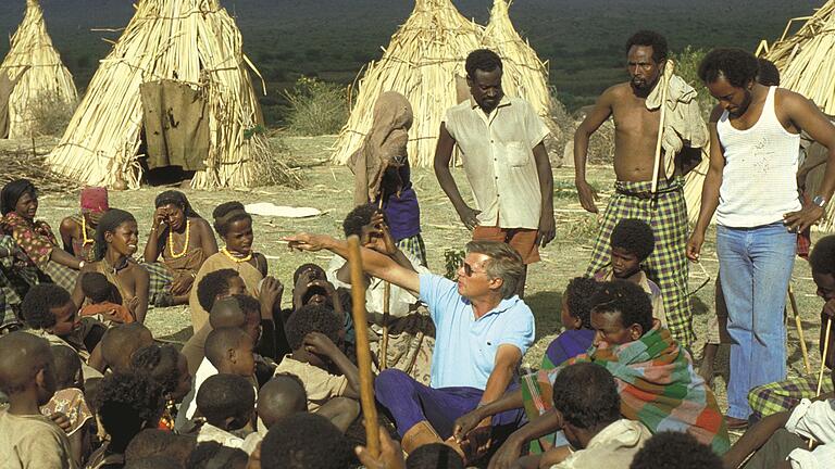 Anfänge im Erertal: Karlheinz Böhm im Gespräch mit den Halbnomaden. Rechts stehend der Übersetzer Berhanu Negussie, heute Landesrepräsentant von 'Menschen für Menschen'.