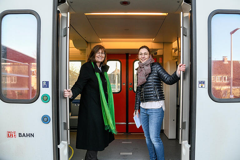 Die Landkreis-Tour beginnt: Landratskandidatin Karen Heußner (links) und Redakteurin Julia Back beim Einstieg in den Zug am Thüngersheimer Bahnhof.