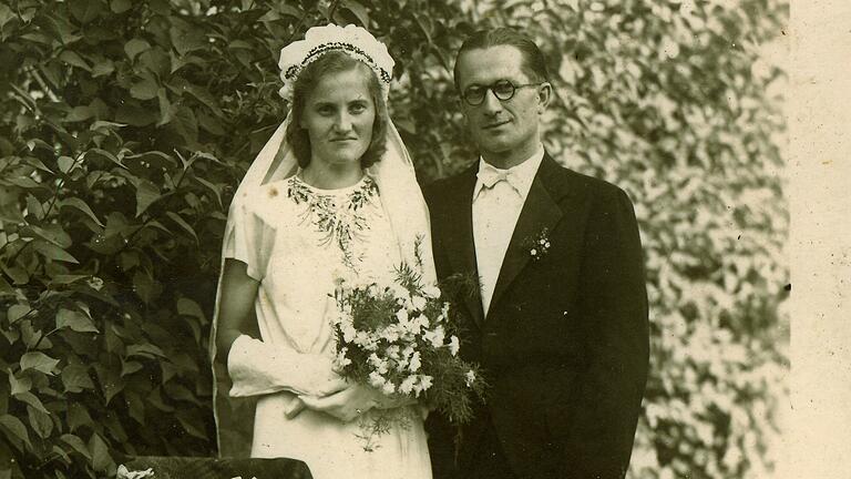 Das Hochzeitspaar Elsa und Heinz Jahr im Juni 1947: mit Brautkleid und Smoking, beides vom Onkel aus Amerika geschickt.