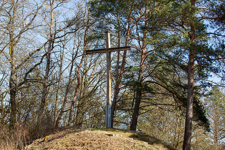 Auf der Streifbergtour in Ostheim: Aussichtspunkt auf dem Hügel mit Gipfelkreuz. Auf der Streifbergtour in Ostheim: Aussichtspunkt auf dem Hügel mit Gipfelkreuz.