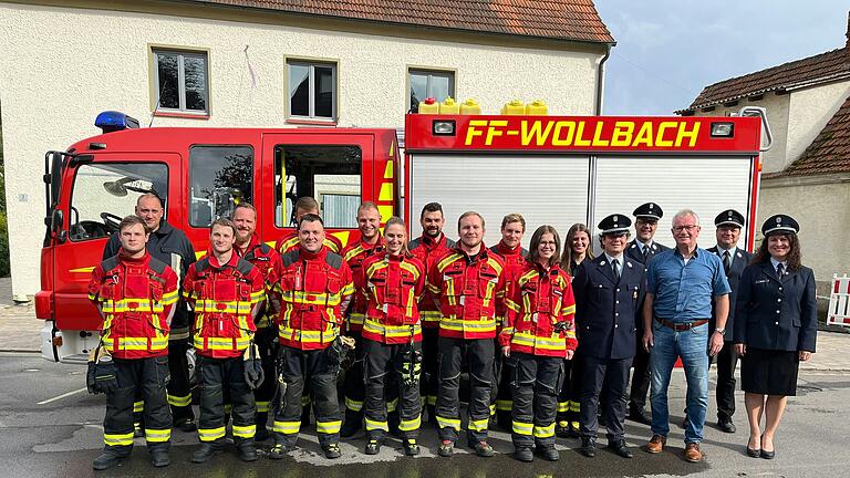 Glücklich und stolz stellten sich die Prüflinge nach bestandener Leistungsprüfung mit den Prüfern und 2. Bürgermeister Andreas Schlagmüller  und Kommandant Christian Dufour zum Erinnerungsfoto.