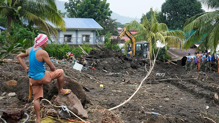 Nach dem Tropensturm Trami auf den Philippinen - Bergungsarbeiten nach einem Erdrutsch der durch Tropensturm Trami ausgelöst wurde. Nach dem Tropensturm Trami auf den Philippinen - Bergungsarbeiten nach einem Erdrutsch der durch Tropensturm Trami ausgelöst wurde.