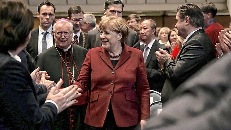 Bundeskanzlerin Angela Merkel und Würzburgs Bischof Friedhelm Hofmann beim Händeschütteln im CCW. Bundeskanzlerin Angela Merkel und Würzburgs Bischof Friedhelm Hofmann beim Händeschütteln im CCW.